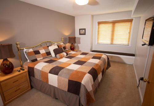 1 queen bed, 1 sofa bed