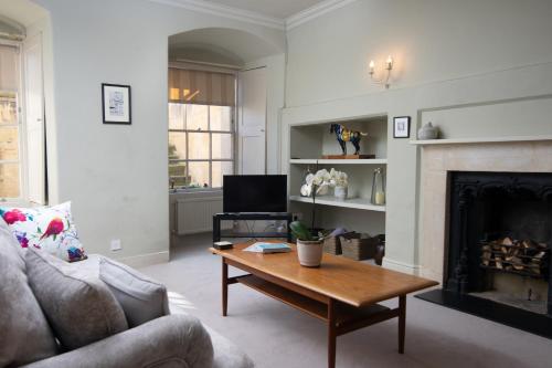 Stunning Royal Crescent Apartment with 3 Bedrooms, Bath (photo 8)
