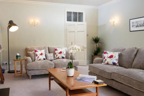 Stunning Royal Crescent Apartment with 3 Bedrooms, Bath (photo 9)