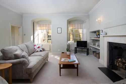 Stunning Royal Crescent Apartment with 3 Bedrooms, Bath (photo 7)