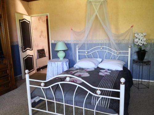 1 double bed, 1 twin bed