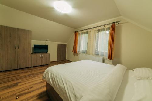 Gold House - image 5