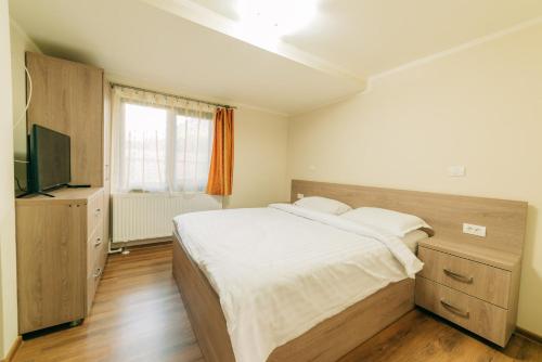 Gold House - image 7