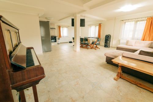 Gold House - image 9