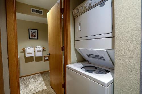 Snowcreek 878 Apartment - main image