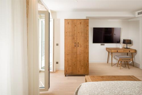 Double Room with Balcony image 6