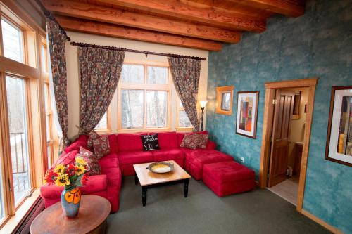 Luxury 6Br Solitude Village- Indoor Bball Court, Private Tub Home in Ludlow, USA