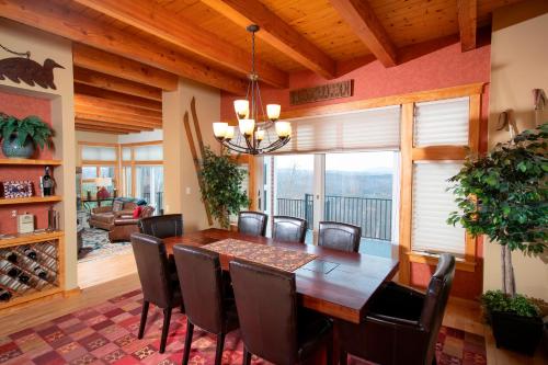 Luxury 6Br Solitude Village- Indoor Bball Court, Private Tub Home in Ludlow, USA