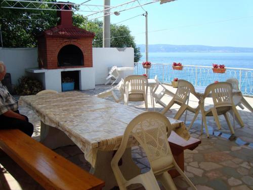 Apartments by the sea Mali Rat (Omis) - 2811 - image 3