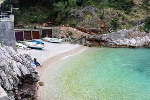 Seaside secluded apartments Cove Virak Hvar - 4035 - image 2