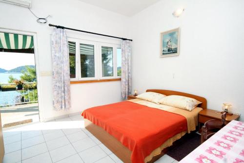  Apartments by the sea Ubli (Lastovo) - 8354, Pension in Ubli