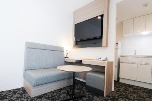 M-1 Tokyo Nishikojiya 1-II Located in Kamata, M-1 Tokyo Nishikojiya 1-II is a perfect starting point from which to explore Tokyo. Both business travelers and tourists can enjoy the propertys facilities and services. Free Wi-Fi