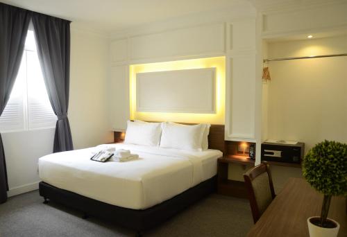 Deluxe King Room image 9