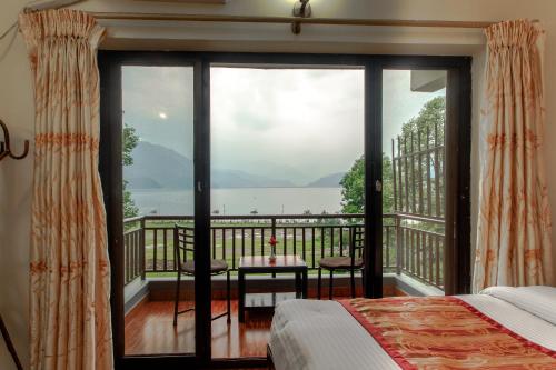 Superior Double or Twin Room with Lake View image 5