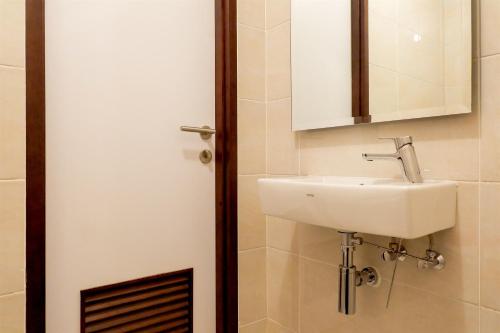 Studio Apartment image 9