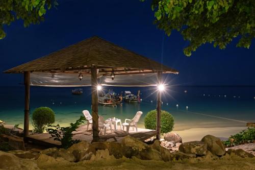 Praia, The Cove Phi Phi in Rantee Bay