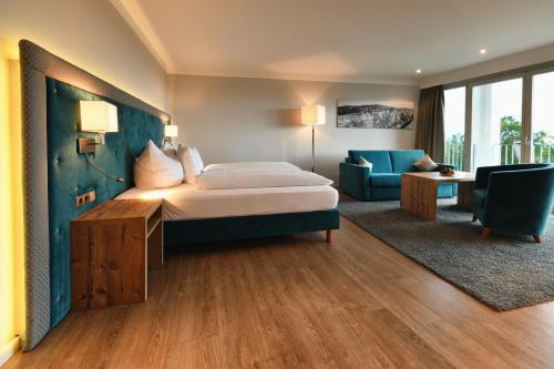 1 king bed, 1 sofa bed