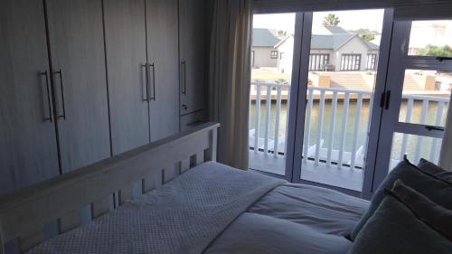 Waterside Living CAN05 in Aston Bay