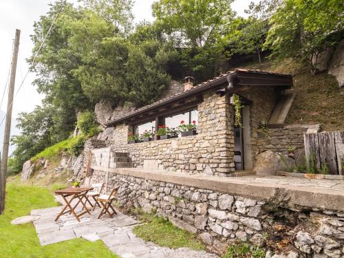  Cozy holiday home in Italian Lakes Lombardy with garden, Pension in Cima