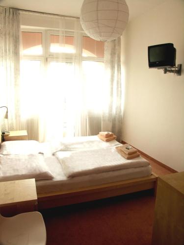 Hotel Saloon - main image