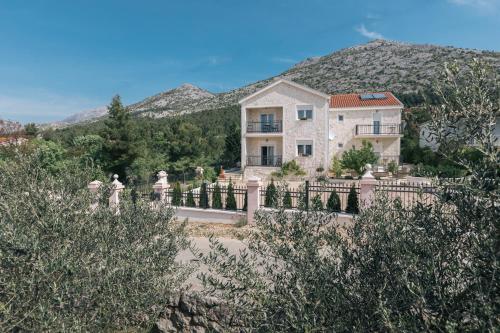 Hedon-Stone, Starigrad-Paklenica (Ortopula)