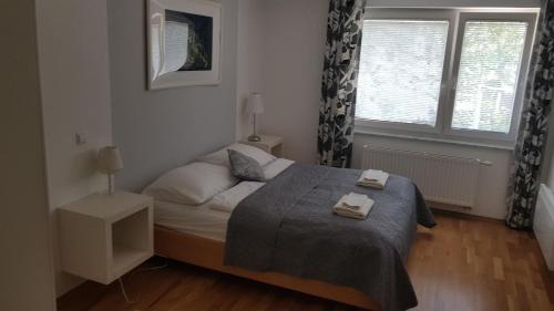 2 queen beds, 2 twin beds, 1 sofa bed