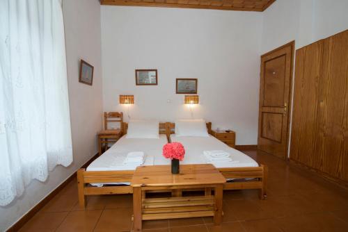 2 twin beds, 1 sofa bed
