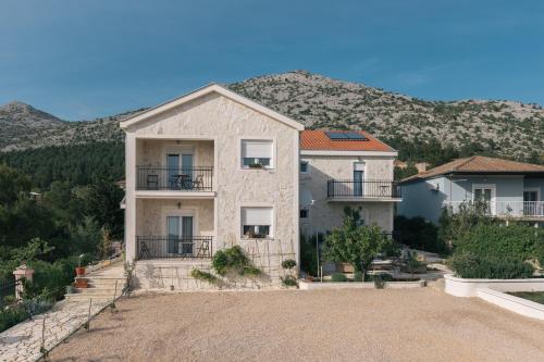 Hedon-Stone, Starigrad-Paklenica (Ortopula) (foto 3)