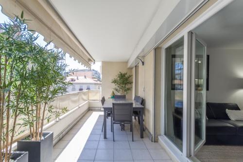 Appartement Palais Milton - Tap to explore photos
