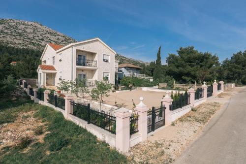 Hedon-Stone, Starigrad-Paklenica (Ortopula) (foto 5)