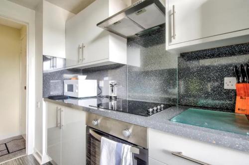 Charming 1 Bed Apartment with Castle View - image 9