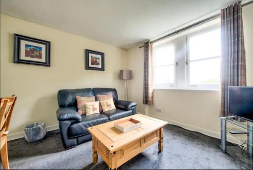 Charming 1 Bed Apartment with Castle View - image 9