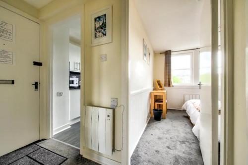 Charming 1 Bed Apartment with Castle View - image 6
