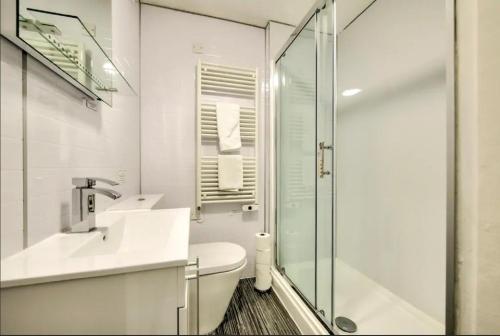 Charming 1 Bed Apartment with Castle View - main image
