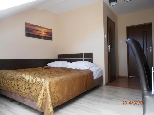 Small Twin Room image 2