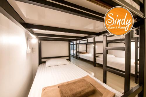 10-Bed Mixed Dormitory Room image 8
