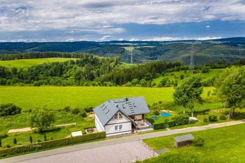 Ferienwohnung Falkenblick OG im FH Falkenhöhe - Apartment - Meuselbach-Schwarzmühle