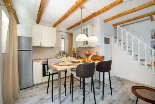  Loggos Couple Suite by Konnect in Longos
