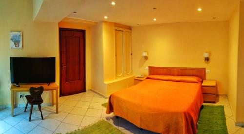 1 queen bed, 3 twin beds
