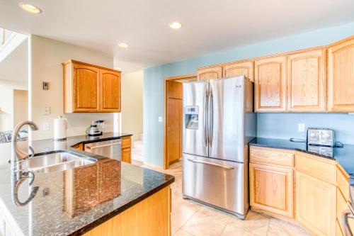 Lakefront Retreat - image 4