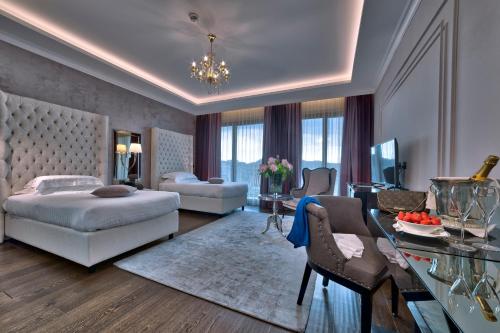 2 twin beds