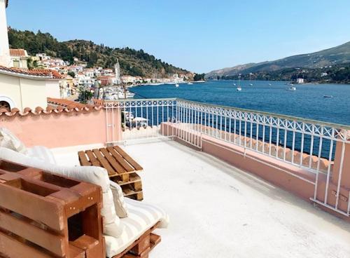  Waterfront Rooftop Apartments in Poros