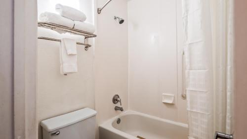 Ramada by Wyndham Savannah Gateway - image 6