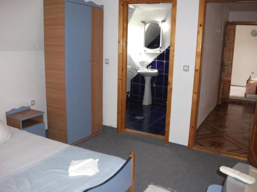 2 bedrooms, 3 beds