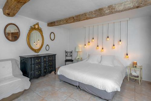 1 king bed, 5 sofa beds