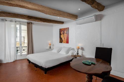 1 king bed, 2 sofa beds