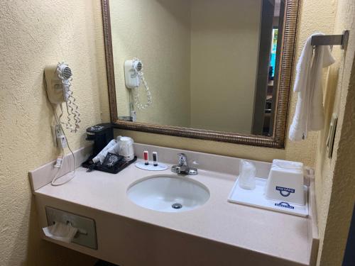 Motel 6 Savannah GA - Gateway & I-95 - image 9