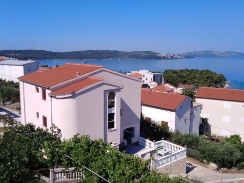 2 bedrooms, 3 beds