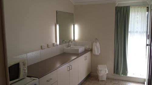 ห้องน้ำ, แมคคลาเร็น เวล โมเต็ล แอนด์ อพาร์ทเม้นท์ (Mclaren Vale Motel and Apartments) in แมคลาเรนเวล