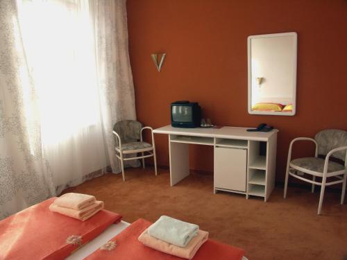 Hotel Saloon - image 6